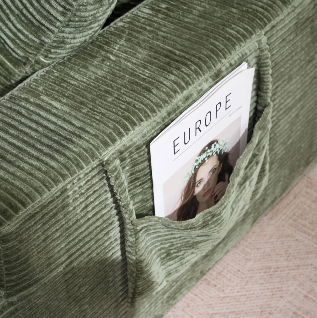 Sofa in velluto a coste con cuscini morbidi e tasche laterali per riporre telecomandi e smartphone, design semplice e moderno