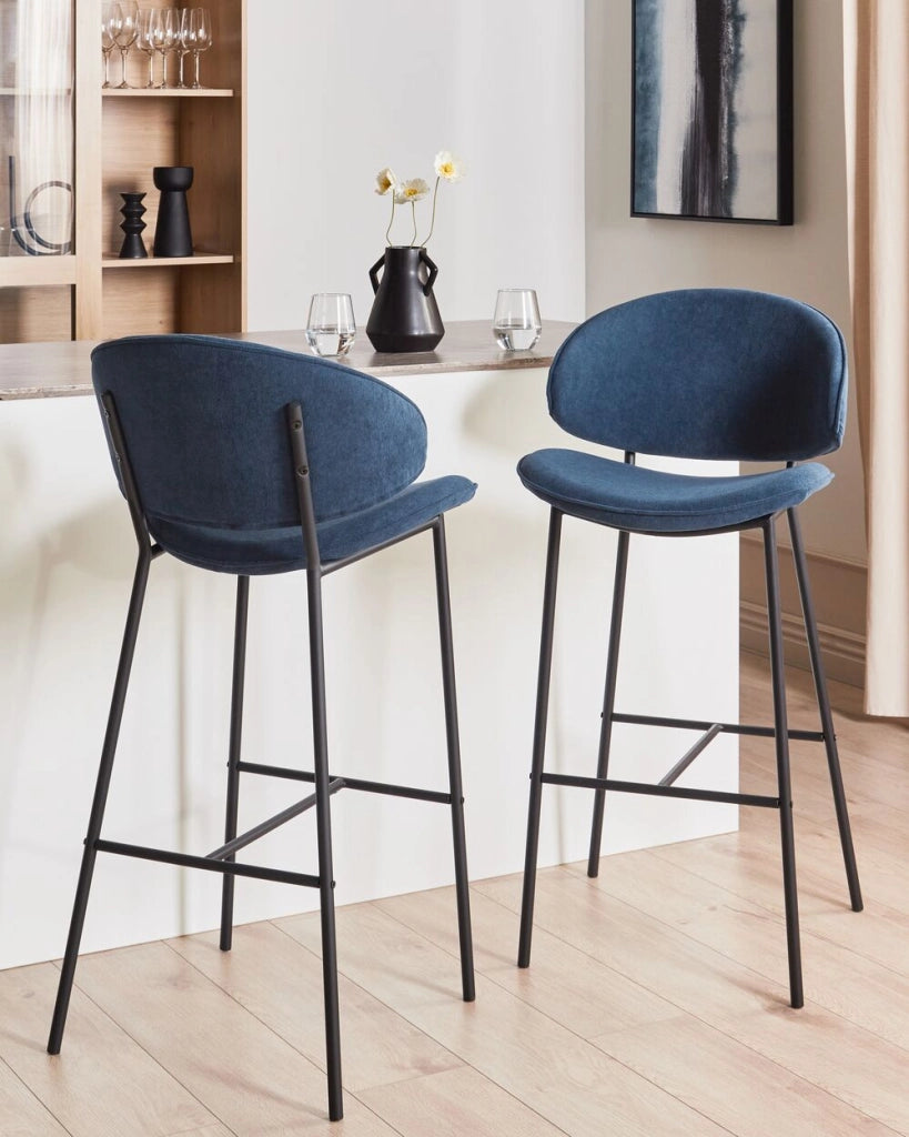 Set di 2 sgabelli da bar con sedile imbottito in tessuto blu marino senza braccioli schienale curvo stile moderno