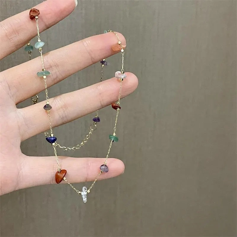 Collana fatta a mano con pietre naturali colorate e cristalli