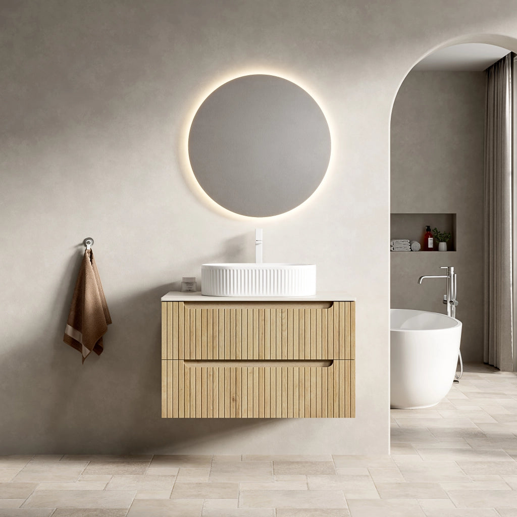 Mobile bagno sospeso con 2 cassetti soft close e lavabo ovale; piano effetto travertino per bagno; bianco e rovere bianco