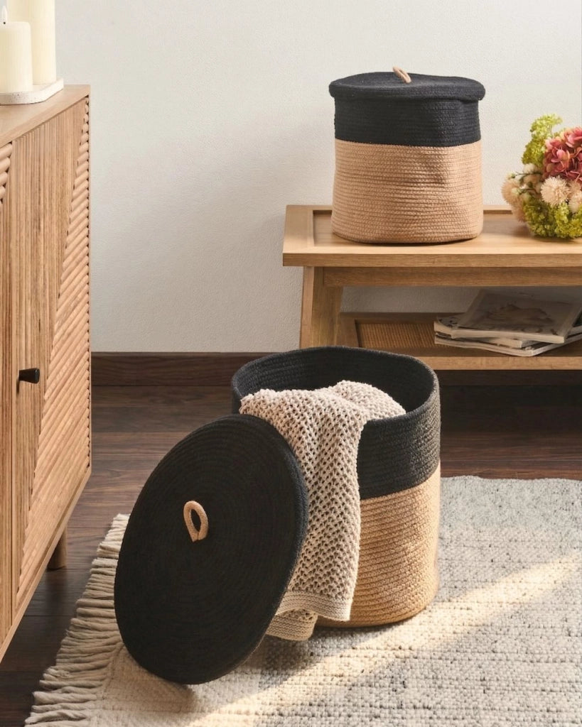 Cestino in tessuto di cotone bianco sporco con accessori per la conservazione del coperchio boho