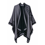 Nuova collezione di sciarpe, scialli e mantelle in cashmere in classico stile britannico per donna.