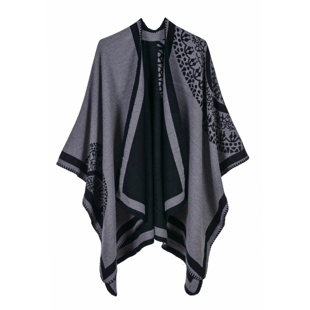 Nuova collezione di sciarpe, scialli e mantelle in cashmere in classico stile britannico per donna.