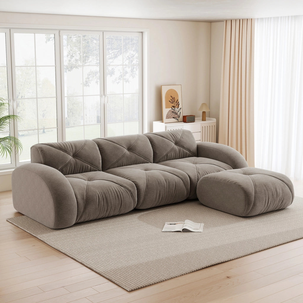 Divano modulare in chenille taupe con pouf; struttura senza telaio e base antiscivolo