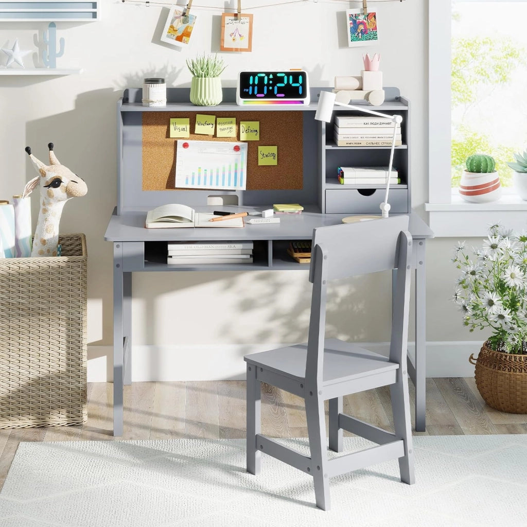 Set Scrivania e Sedia per Bambini, Tavolo per Studenti in Legno con Bacheca in Sughero, Cassetto, Pensile con Ripiani Aperti, Postazione Computer per Bambini per Studio e Lettura (Grigio)