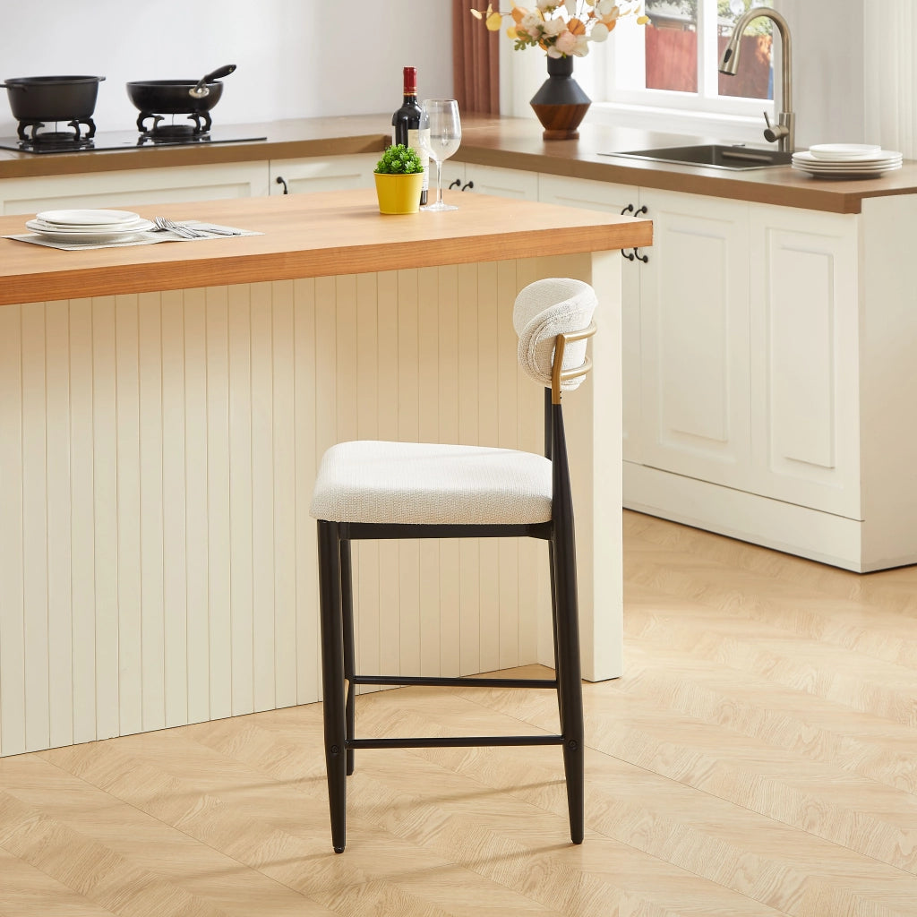 Sgabello da bar con schienale ergonomico; poggiapiedi e base regolabile in tessuto beige