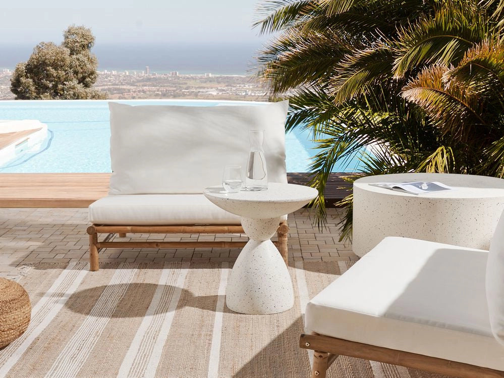Tavolino bianco con effetto terrazzo in fibra di vetro MgO con piano rotondo resistente alle macchie UV alla ruggine moderno per esterni.