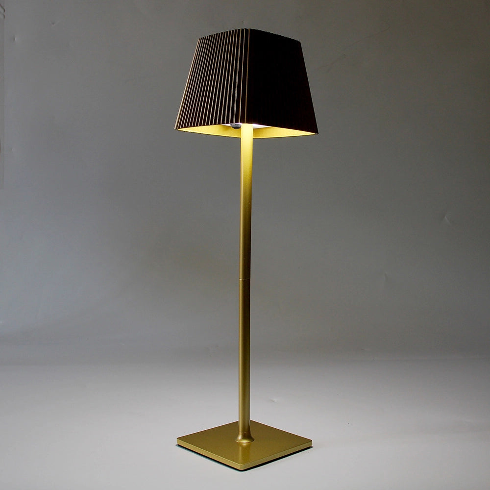 LAMPADA LED DA TAVOLO ORO CON PARALUME QUADRATO A PIEGHE - RICARICABILE USB + ENERGIA SOLARE CON SENSORE CREPUSCOLARE