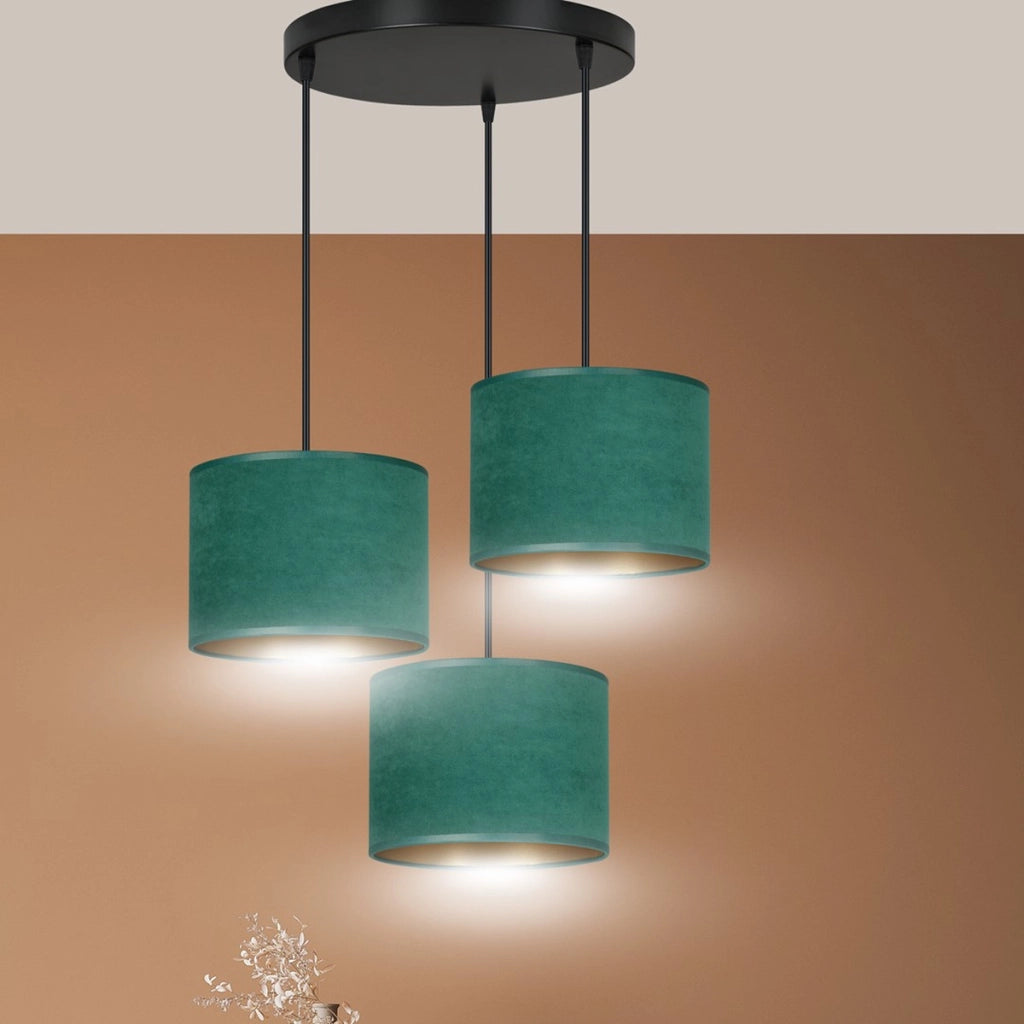 Lampada a sospensione Hilde in velluto verde e acciaio nero