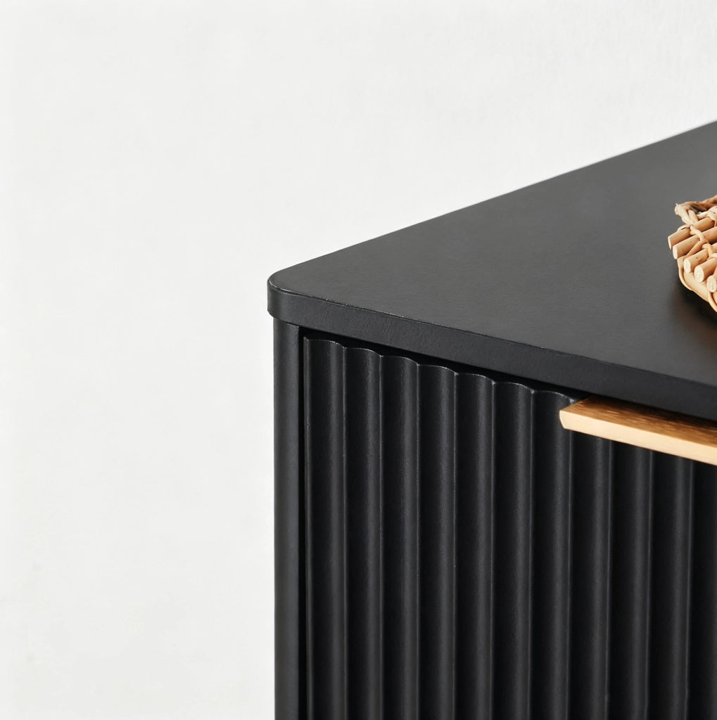 Credenza 150x40x70,5 cm a 4 ante in MDF nero con pannelli ondulati