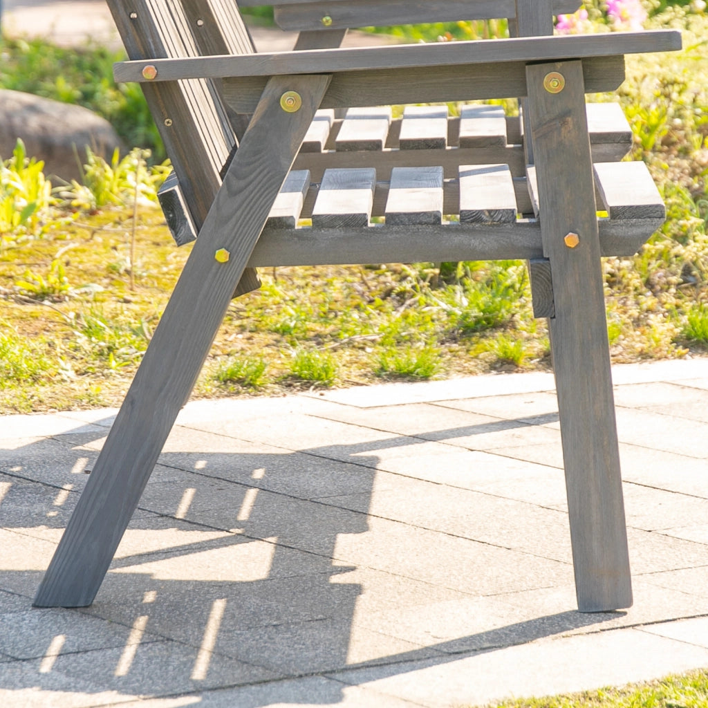 Panca da giardino con due sedie in legno massiccio e tavolo centrale con foro per ombrellone finitura grigia stabile e spaziosa per esterni domestici