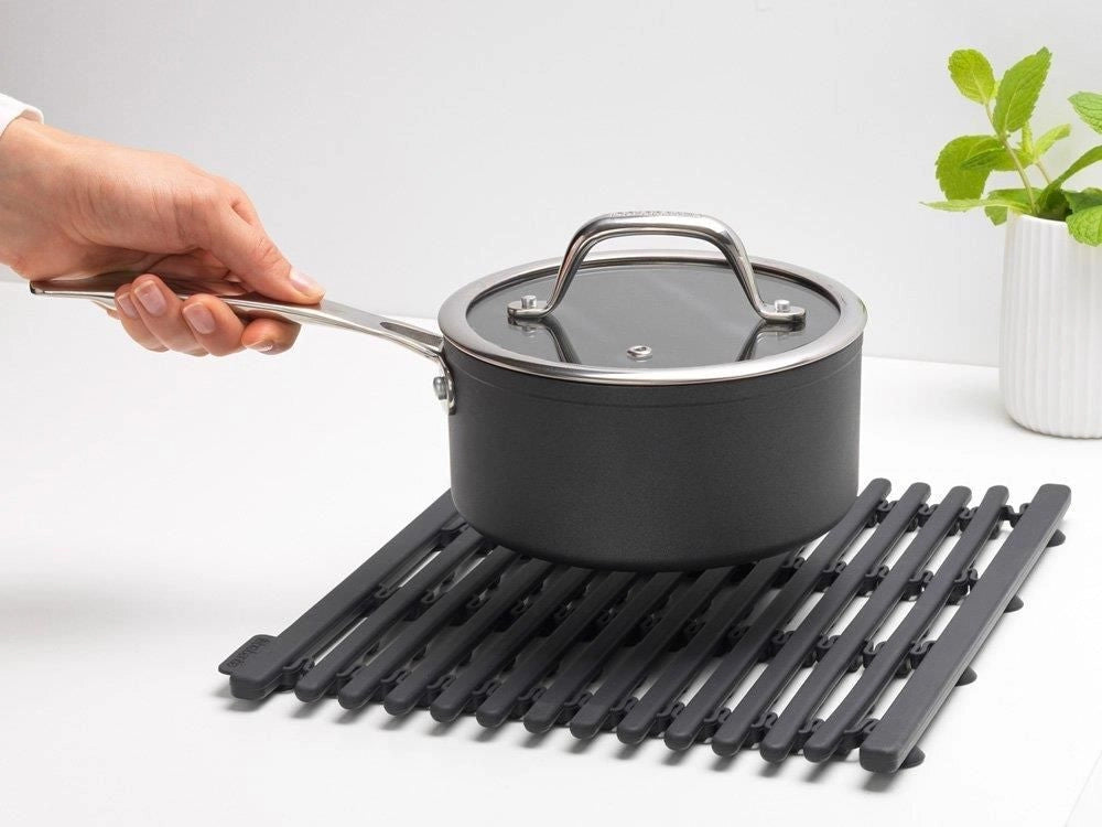 Brabantia 302589 Tappetino per Lavello in Silicone Estensibile da 30 a 45 cm con Ventose per Fissaggio Resistente al Calore fino a 220 °C colore Grigio Scuro