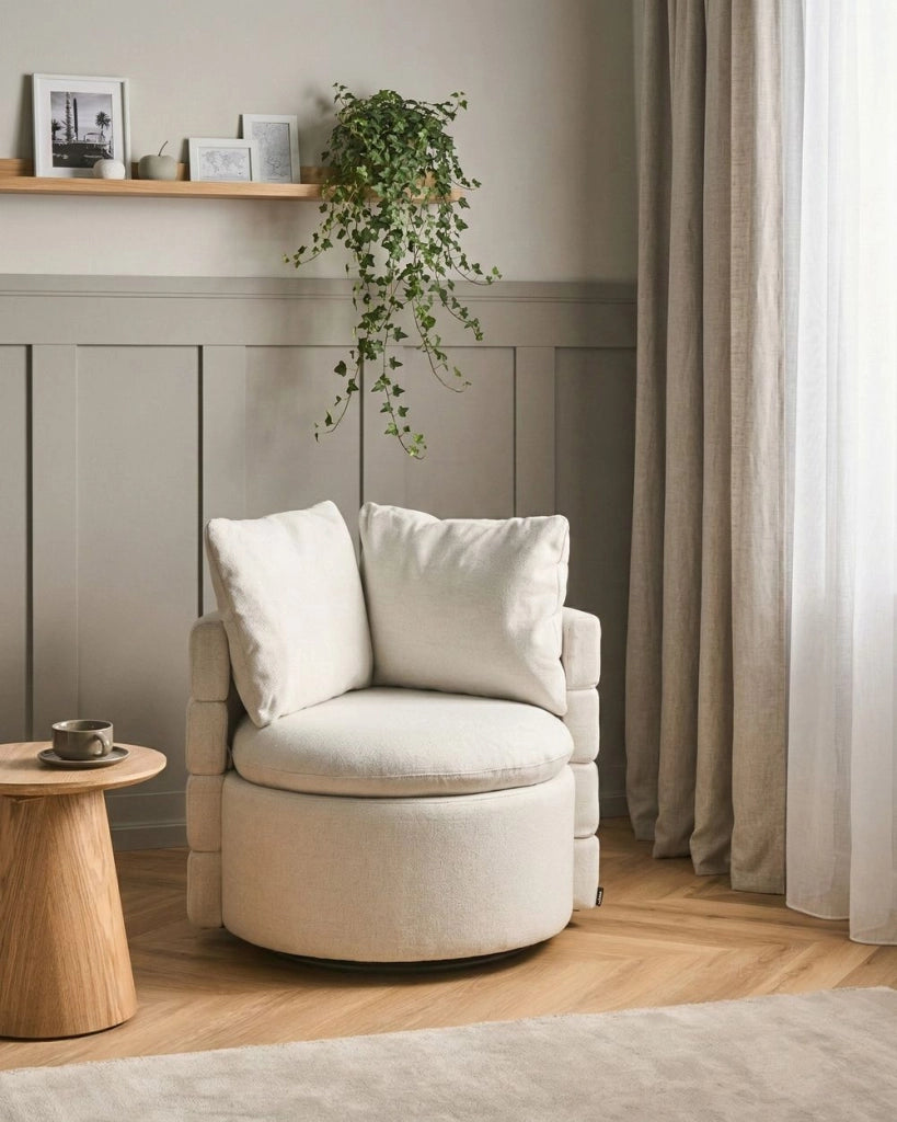 Poltrona in tessuto con schienale curvo base girevole a 360° con contenitore cuscini decorativi bianco sporco stile retrò angolo lettura