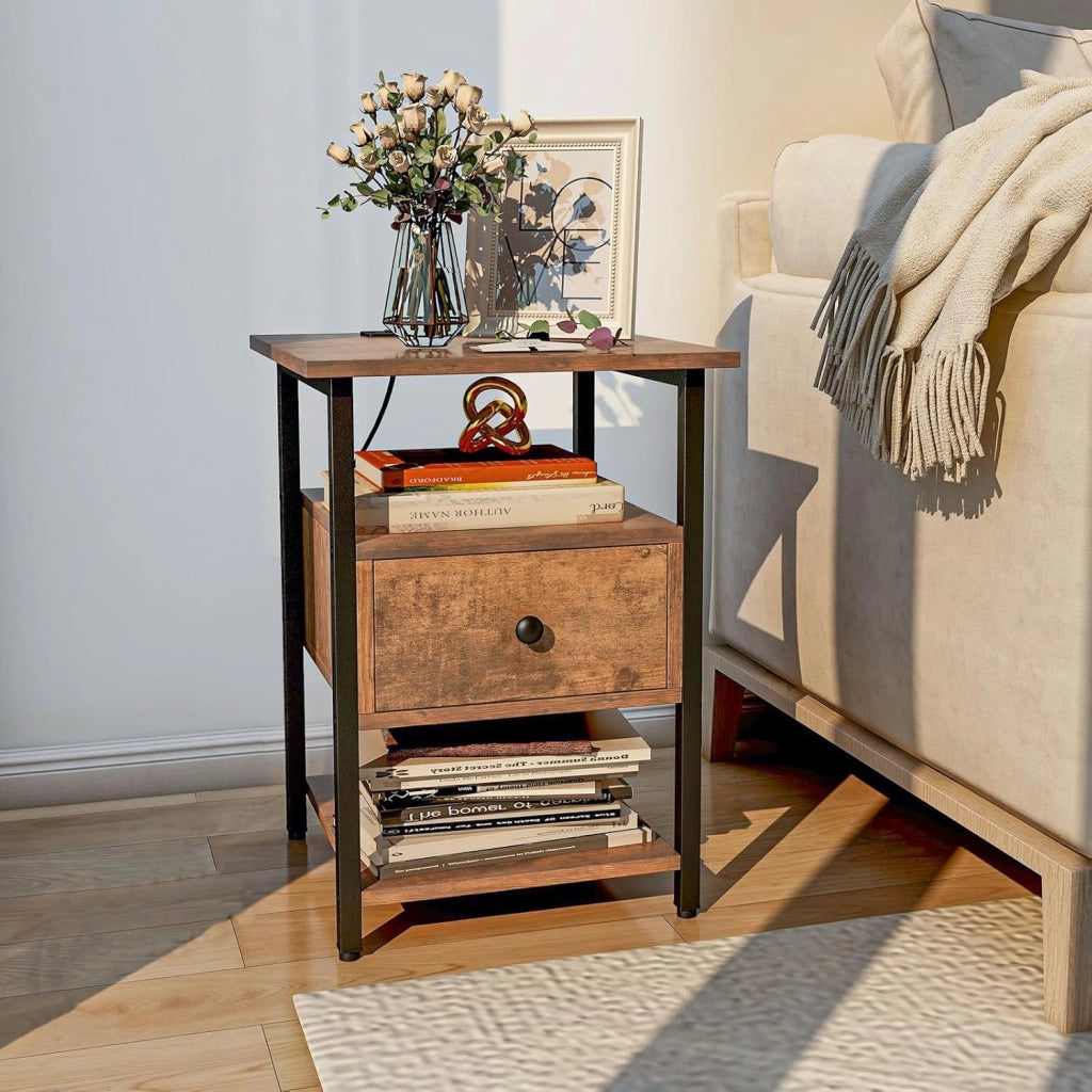 Comodino a 3 Piani con Stazione di Ricarica, Tavolino in Legno con Ripiani Aperti e Cassetto, Tavolino con Struttura in Metallo Robusto per Camera da Letto, Soggiorno e Studio, Naturale (1)