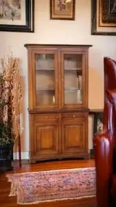 Credenza cristalliera in legno 2 ante noce Bassano mod goccia