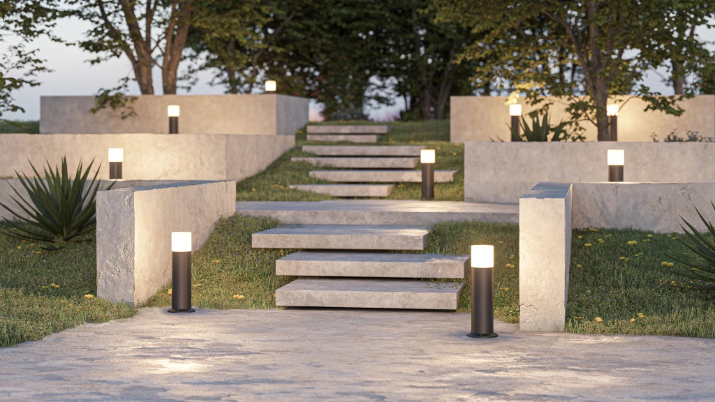 Tura Proiettore LED cilindrico per esterni 12W 4000K fascio 180º IP65 IK06 finitura nero opaco, design elegante ideale per vialetti e giardini