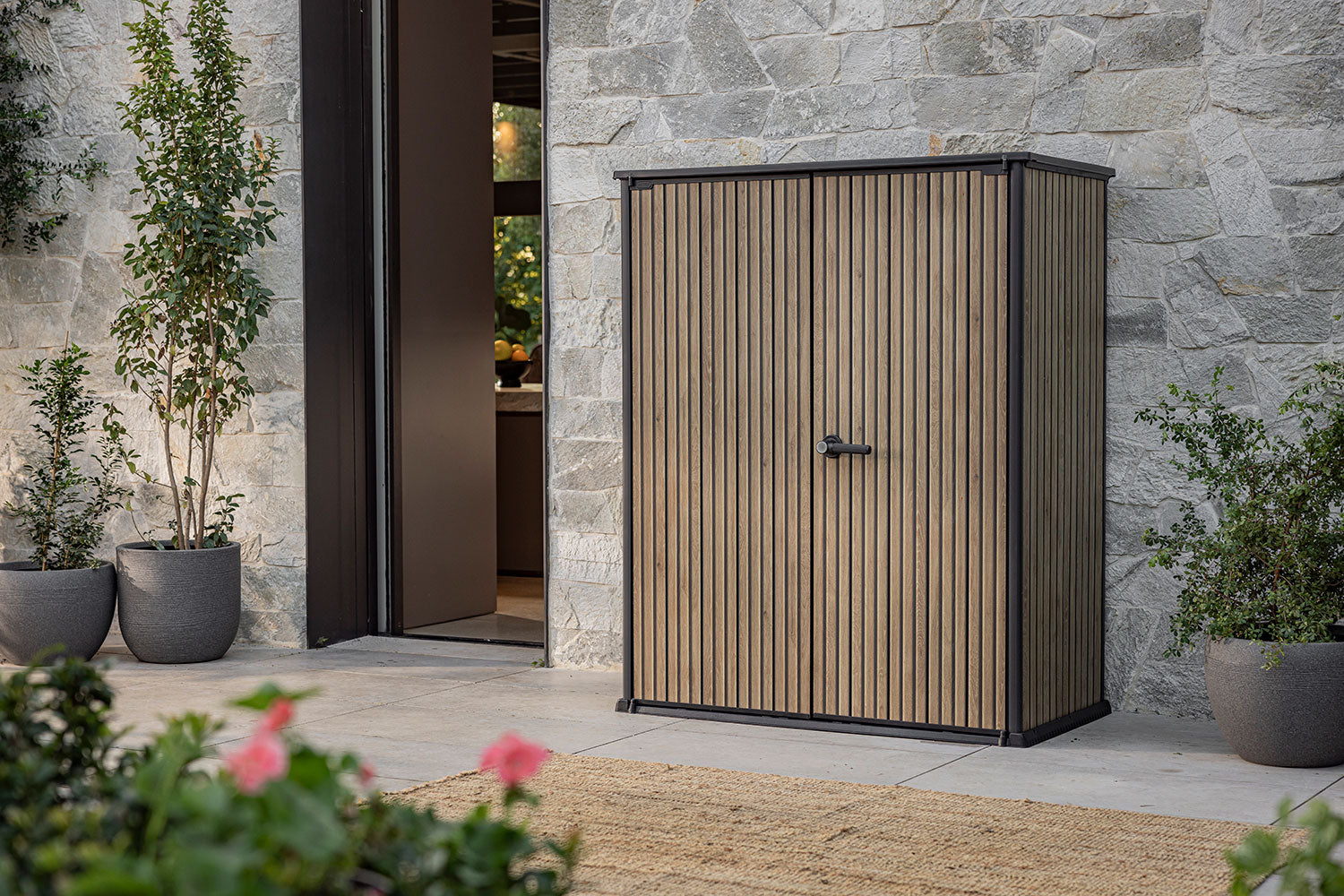 Armadio Porta Attrezzi da Esterno 140x73,6x170,4 cm Keter Signature Vertical Shed in Resina Effetto Legno Noce