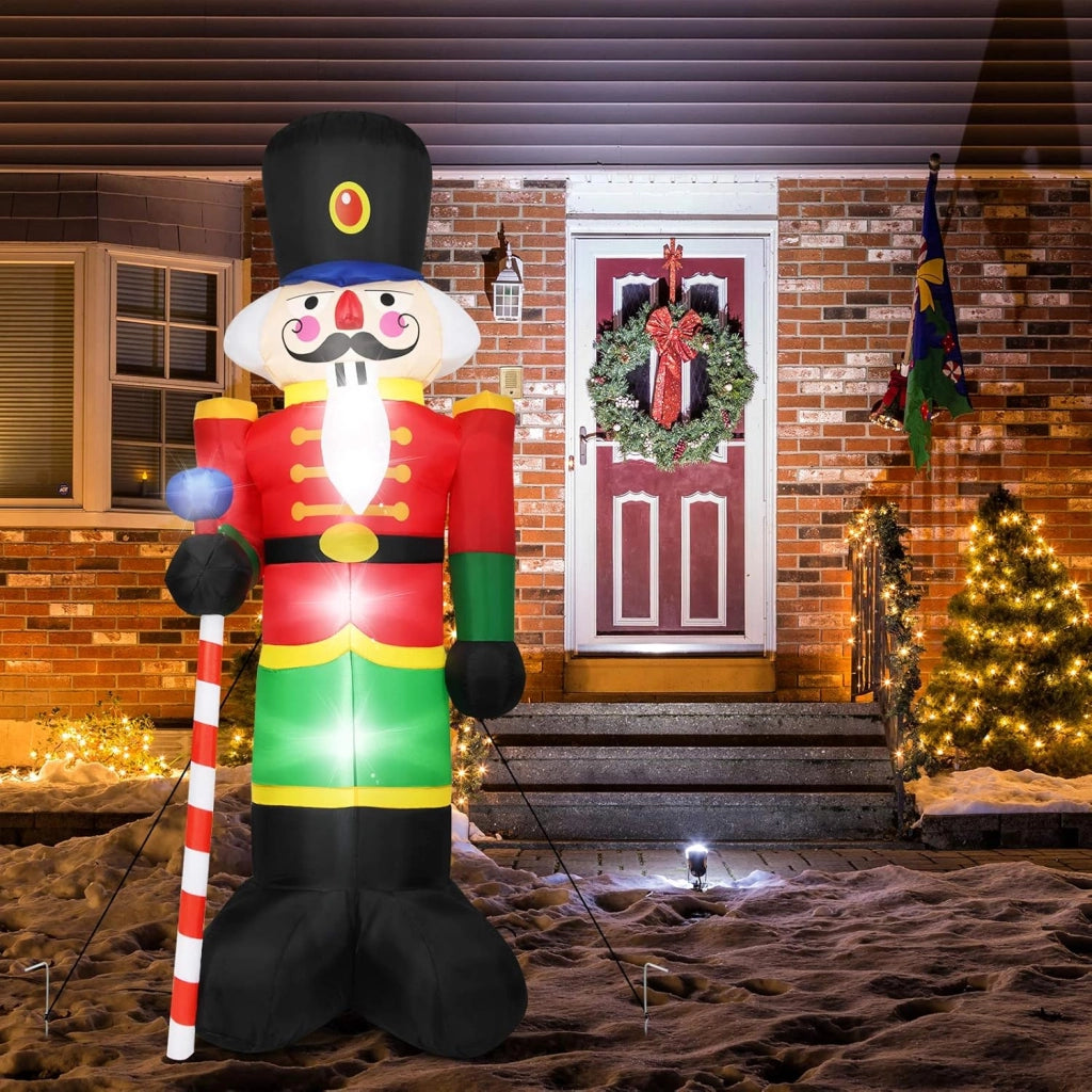 240cm Soldatino Schiaccianoci Gonfiabile, Soldato di Babbo Natale con 3 Luci LED, Decorazioni Natalizie con Soffiatore e Sacchi di Sabbia, per Uso Interno ed Esterno