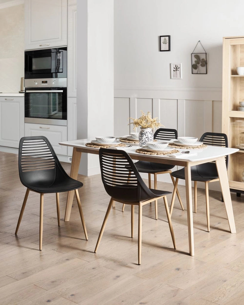 Set di 4 sedie da pranzo Seduta sintetica nera Gambe in metallo Seduta moderna semplice e minimalista