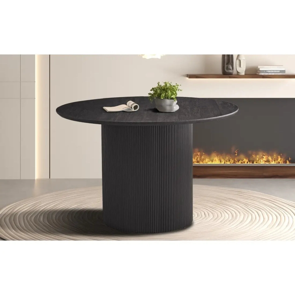 Tavolo da pranzo rotondo VAGOS effetto legno marrone scuro, ideale per una sala da pranzo accogliente.