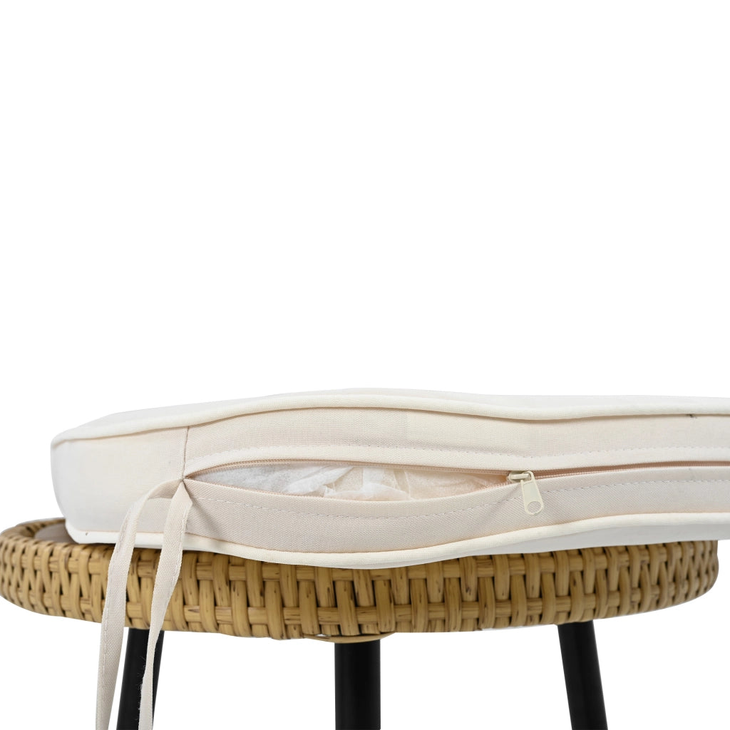 Salotto da Giardino con 2 Poltrone; 2 Pouf e 1 Tavolo; Design Moderno; per 2 a 4 persone; Rattan e Tessuto; Bianco e Naturale