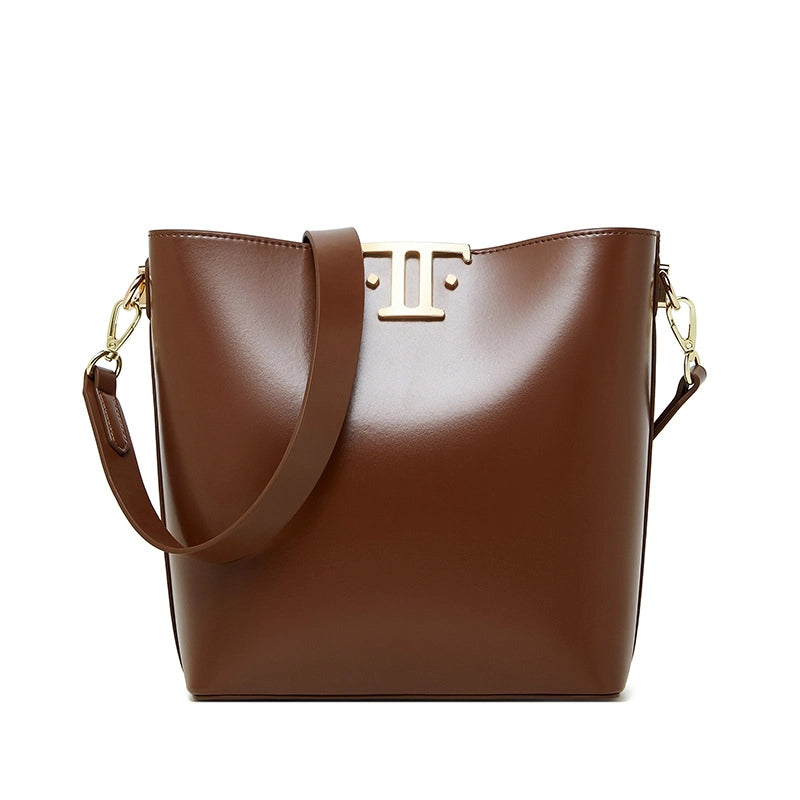 Borsa a tracolla da donna in vera pelle, colore marrone.