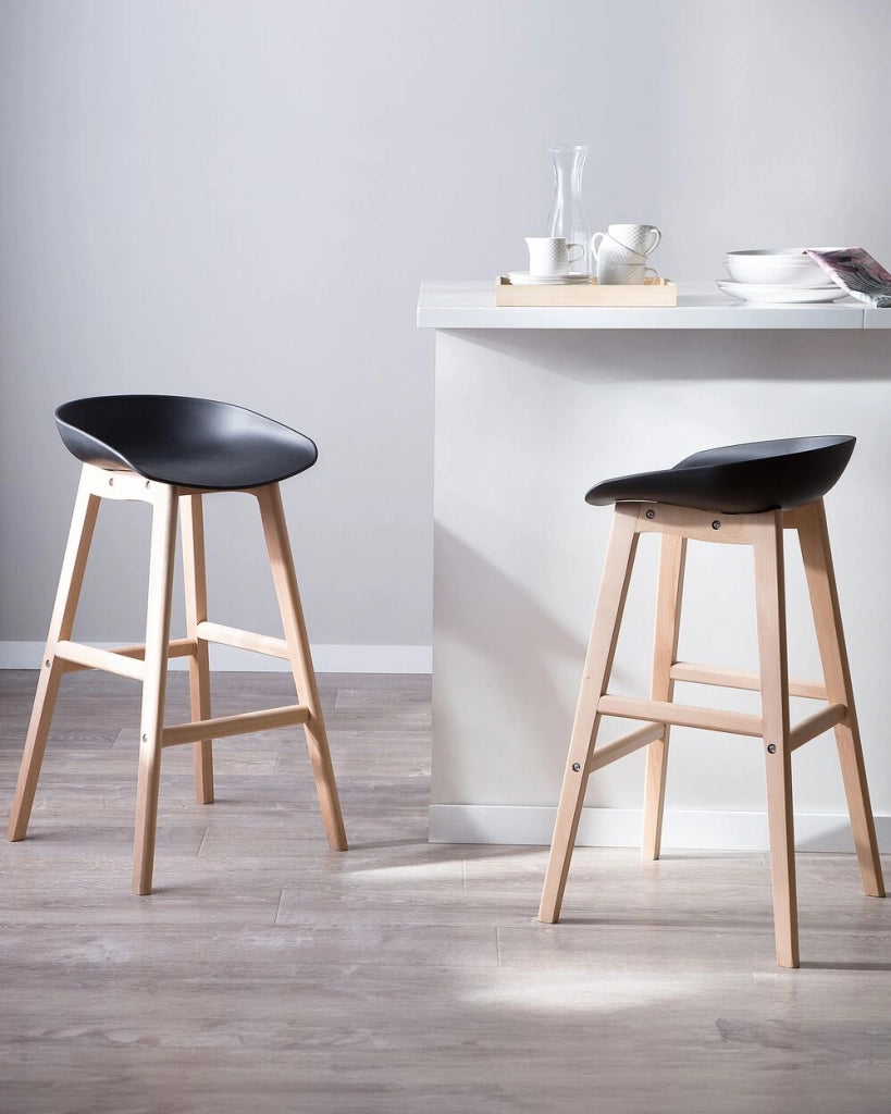 Set di 2 sgabelli da bar in legno chiaro e plastica nera da 85 cm con sedile da bancone