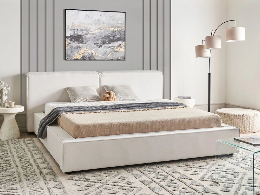 Letto EU King Size Bianco Sporco rivestito in tessuto 180 x 200 cm Base a doghe con spessa testiera imbottita e pediera