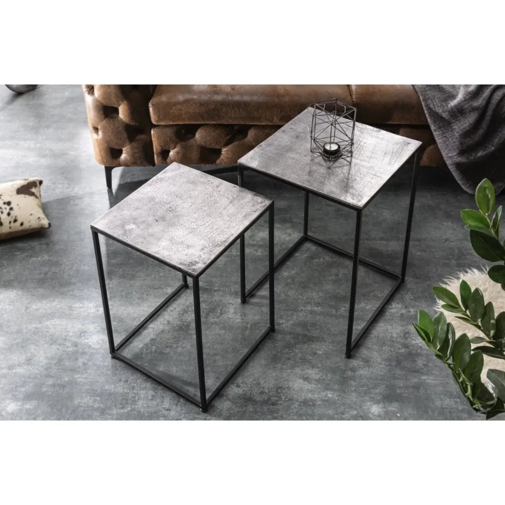 Tavolini da salotto nidificati VORTEX in alluminio grigio testurato e metallo nero - set di 2 tavoli quadrati dal design moderno