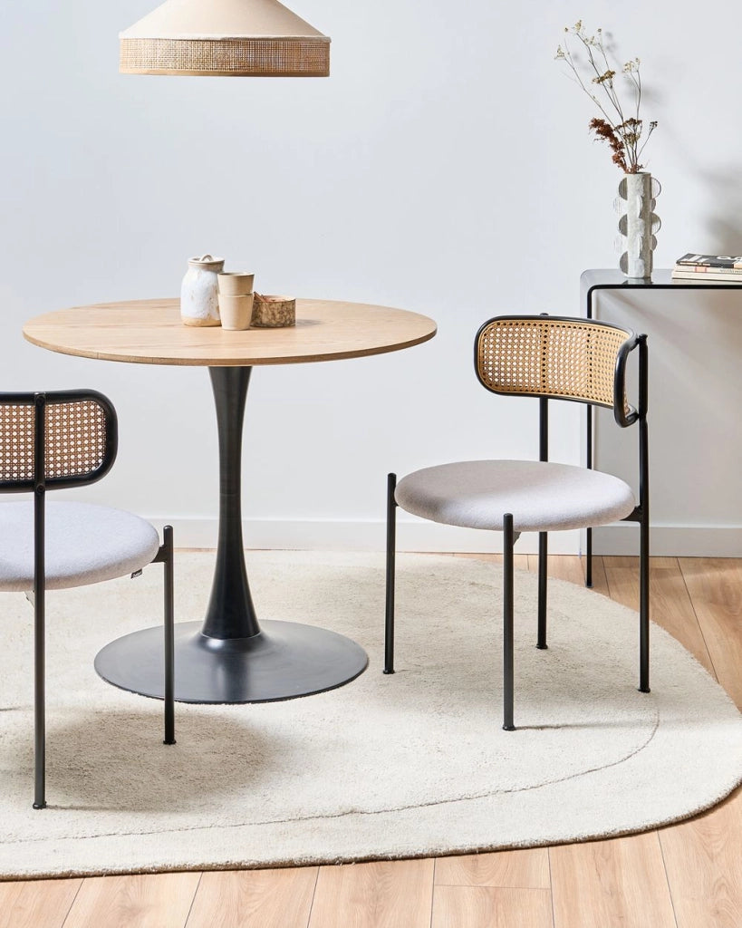 Set di 2 sedie da salotto con seduta in tessuto beige e struttura in metallo nero con effetto legno chiaro treccia viennese stile retrò soggiorno