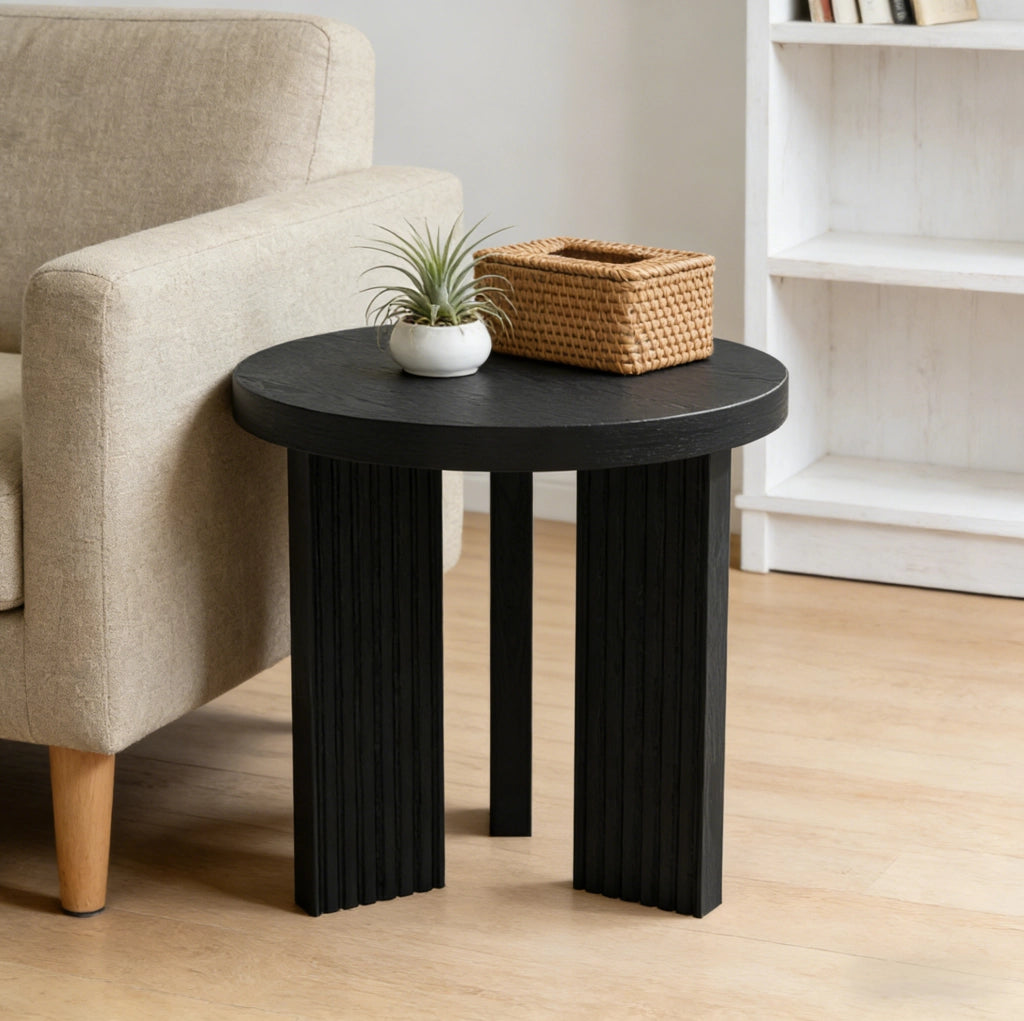 Tavolino rotondo a 3 gambe in MDF con scanalature verticali; nero
