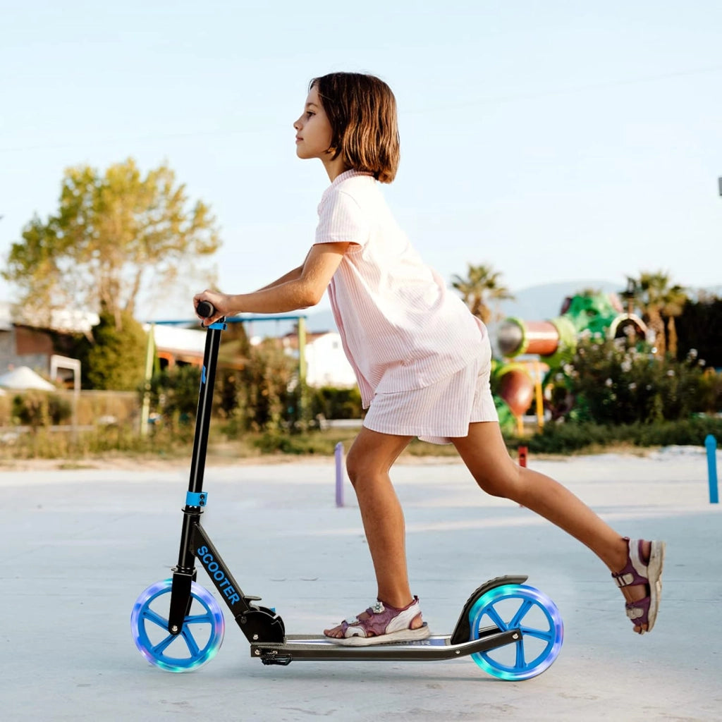 Monopattino Pieghevole per Bambini e Adulti Fino a 110kg, Manopattino a 2 Ruote Luminose con Freno, Scooter per Bambini con Manubrio Regolabile e Cinghia di Trasporto