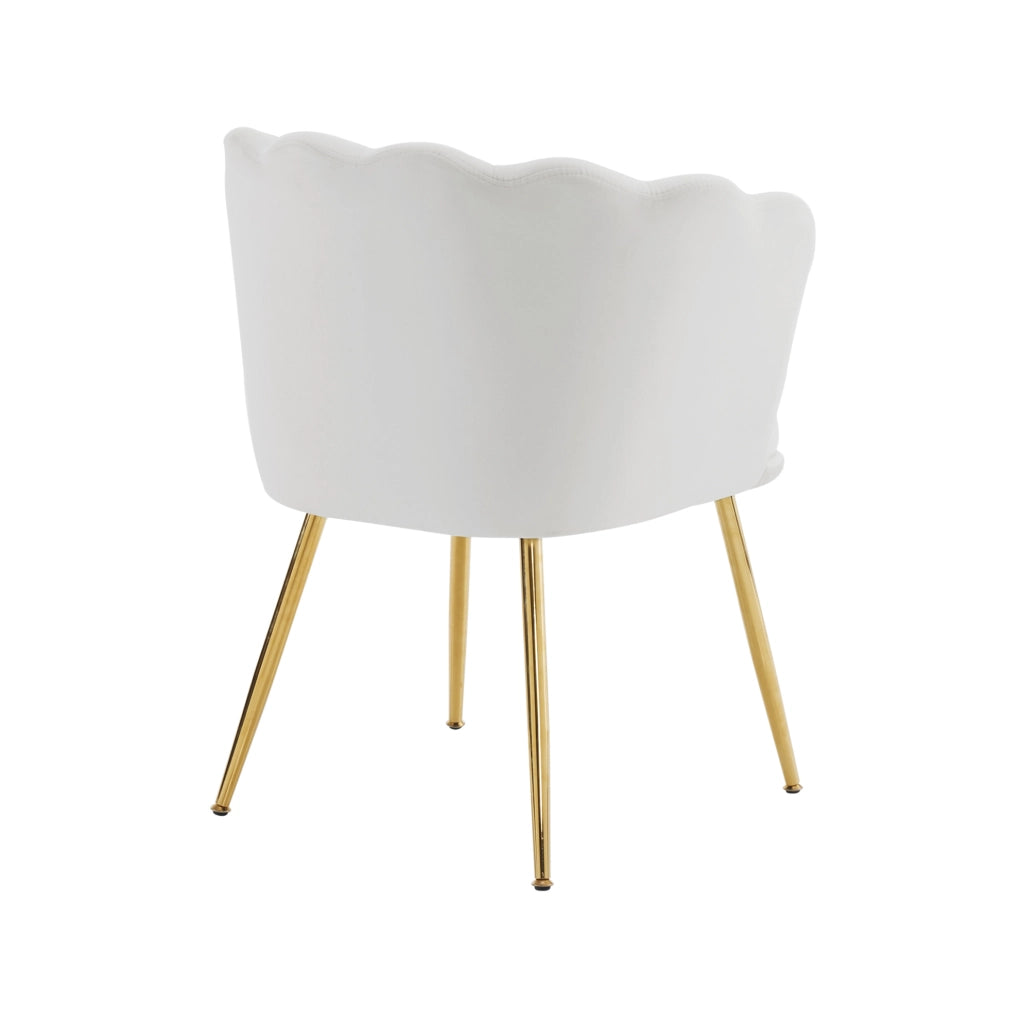 Poltrona moderna in velluto beige con schienale a petalo e cuscino; gambe in metallo dorato