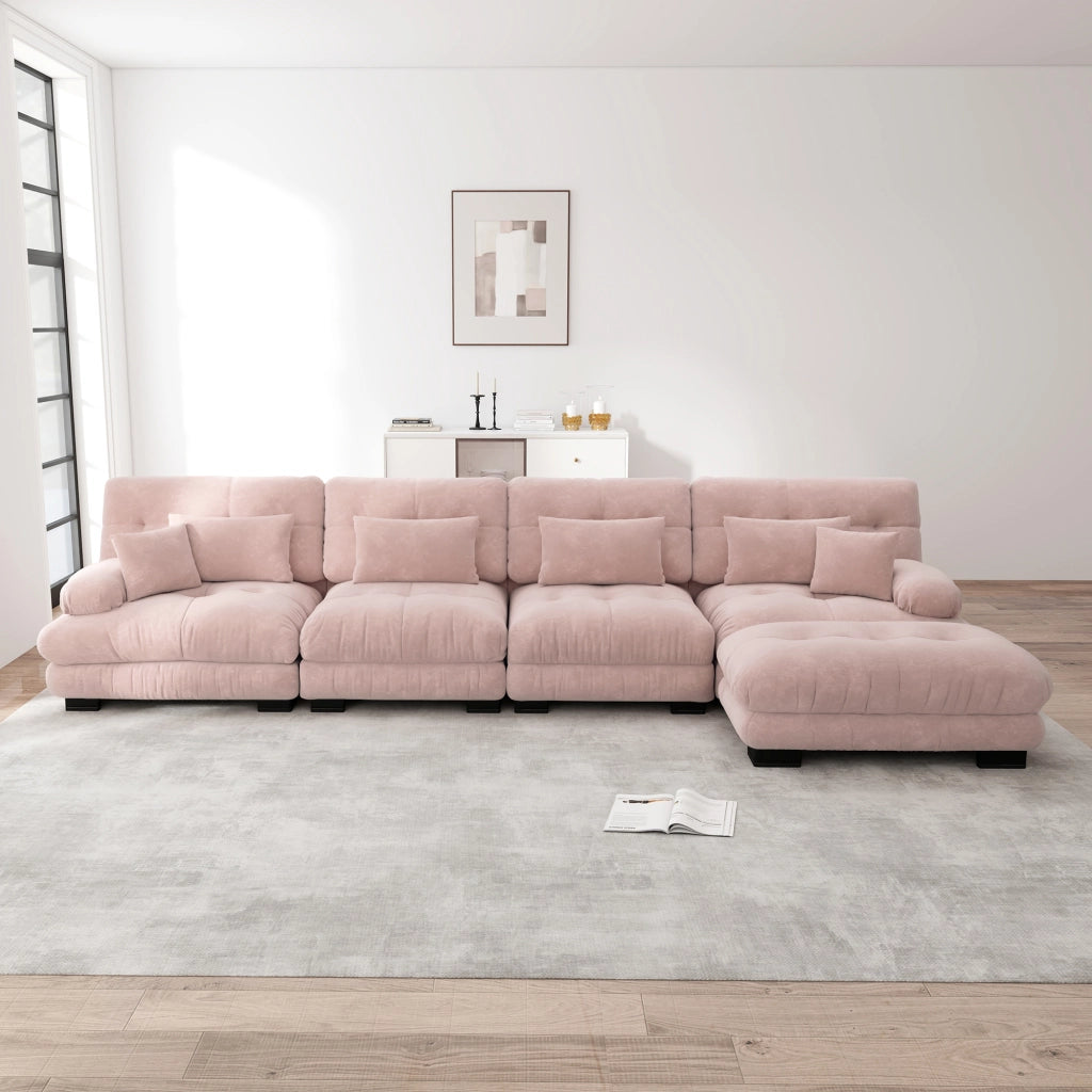 Divano angolare modulare in ciniglia con pouf mobile, cuscini decorativi e seduta comfort per soggiorno rosa