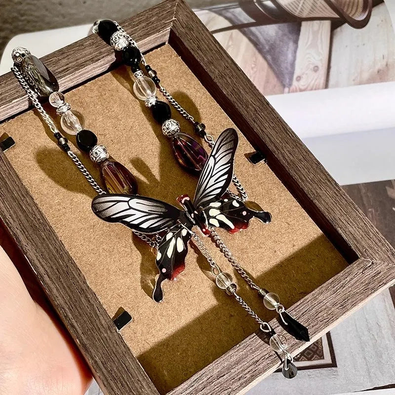Collana con nappa a farfalla nera: gioiello fatto a mano con perline.