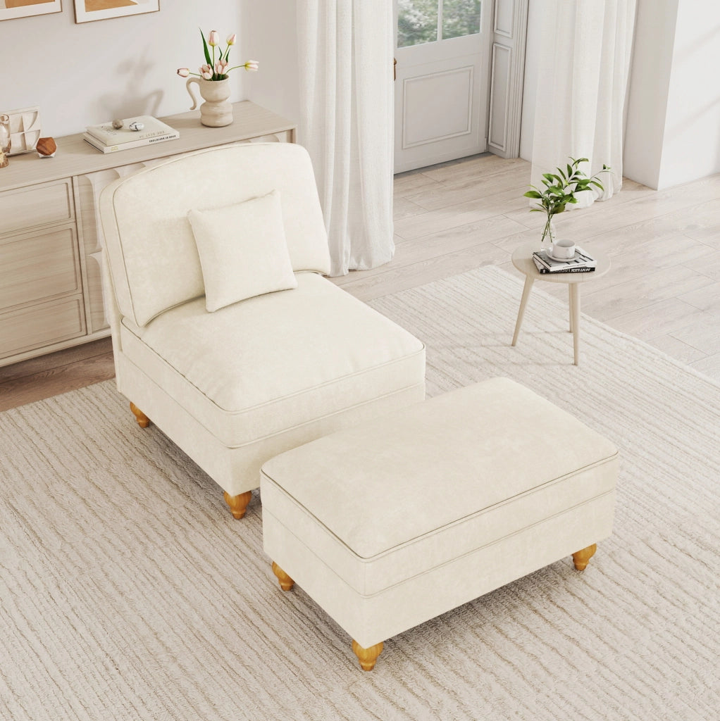 Poltrona lounge con pouf in chenille bianca; rivestimento con balza removibile e cuscino mobile