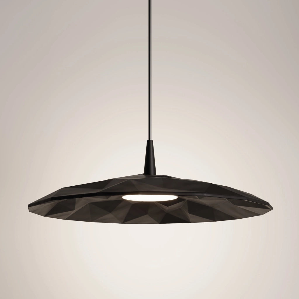Lampada a sospensione Angled in ceramica nera con diffusore a rilievo, LED 8W integrato, luce calda 2700K e design moderno Made in Italy, Ø 40 cm