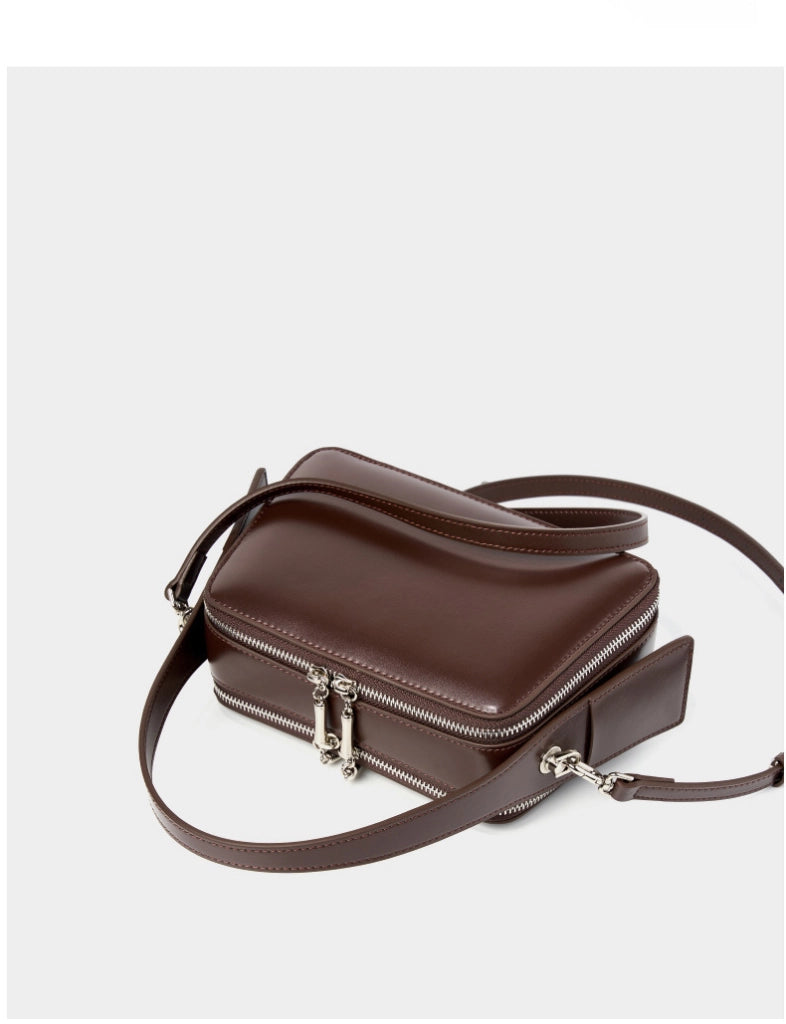 Borsa a tracolla in vera pelle, graziosa e con tracolla lunga, colore marrone.