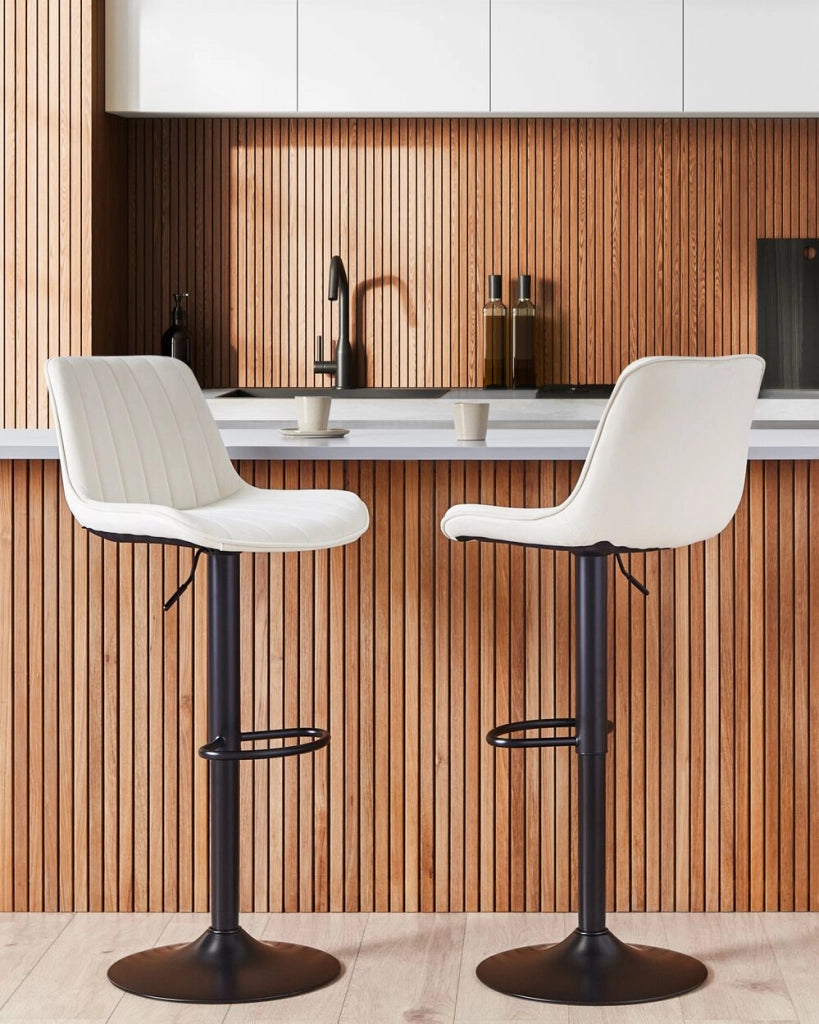 Set di 2 sedie da bar in velluto beige chiaro gambe in acciaio nero senza braccioli set da pranzo salotto soggiorno moderno