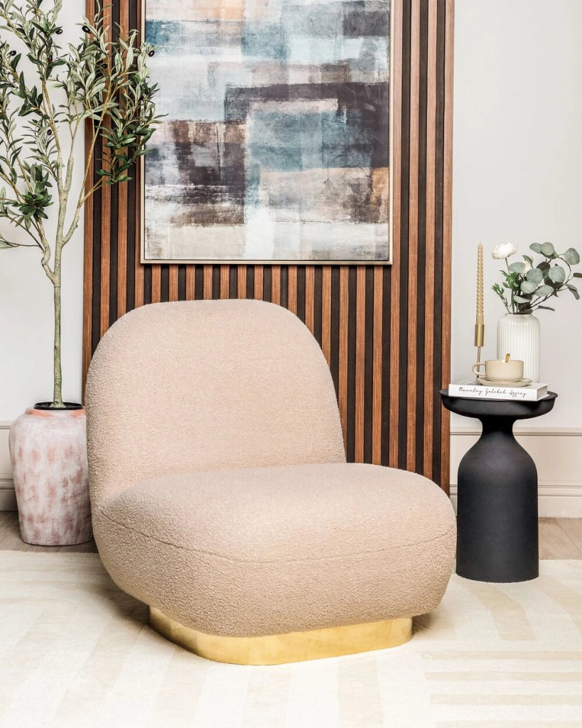 Poltrona beige in tessuto bouclé con base color oro stile contemporaneo moderno soggiorno camera da letto