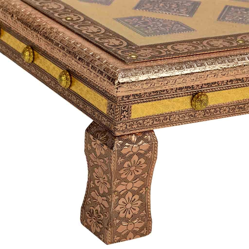 Tavolino in metallo goffrato color rame 38x38x14h