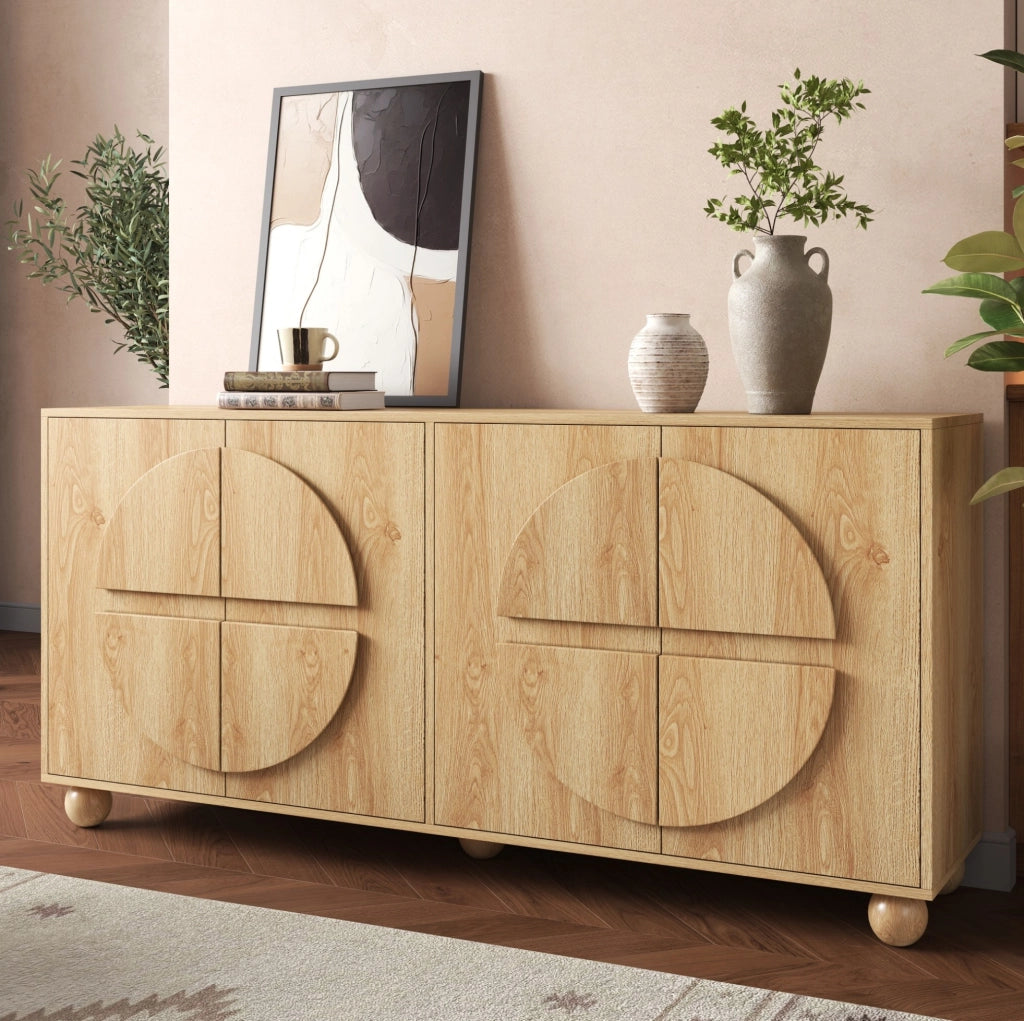 Credenza 4 ante con rilievo geometrico in legno naturale