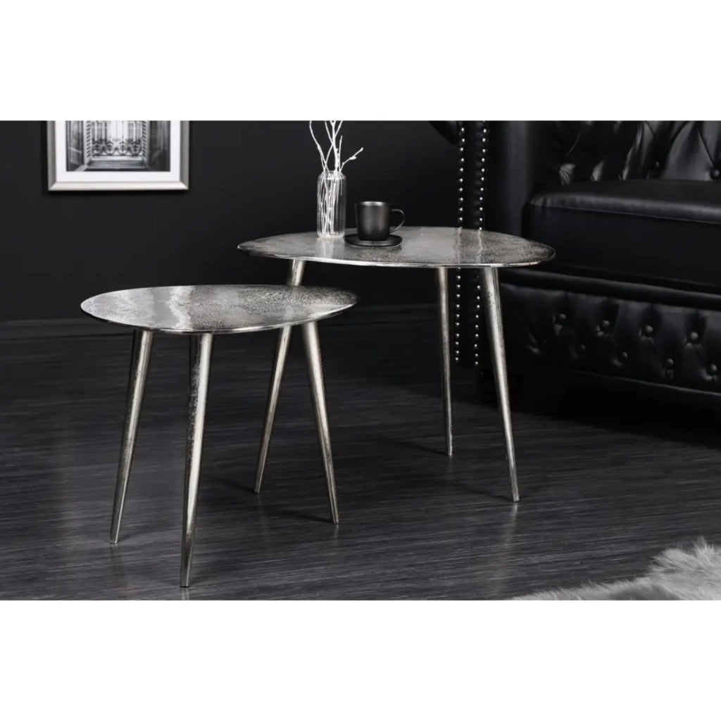 Tavolini bassi nidificati VORTEX argentati in alluminio - set di 2 tavoli design asimmetrici