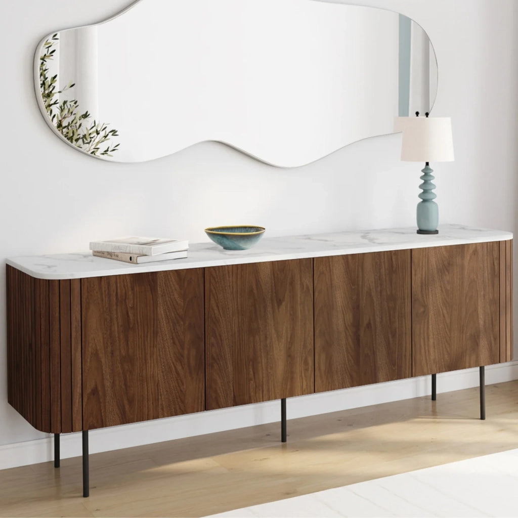 IDMarket - Credenza bassa MARLA 160 cm con 4 ante e doghe effetto noce e piano in marmo bianco ALASKA