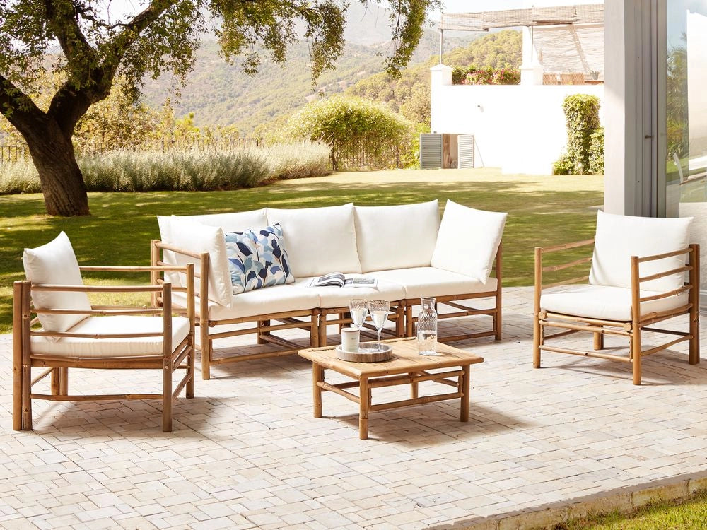 Set da giardino modulare con divano a 3 post 2 poltrone e tavolino in bambù naturale con cuscini bianco crema esterno elegante