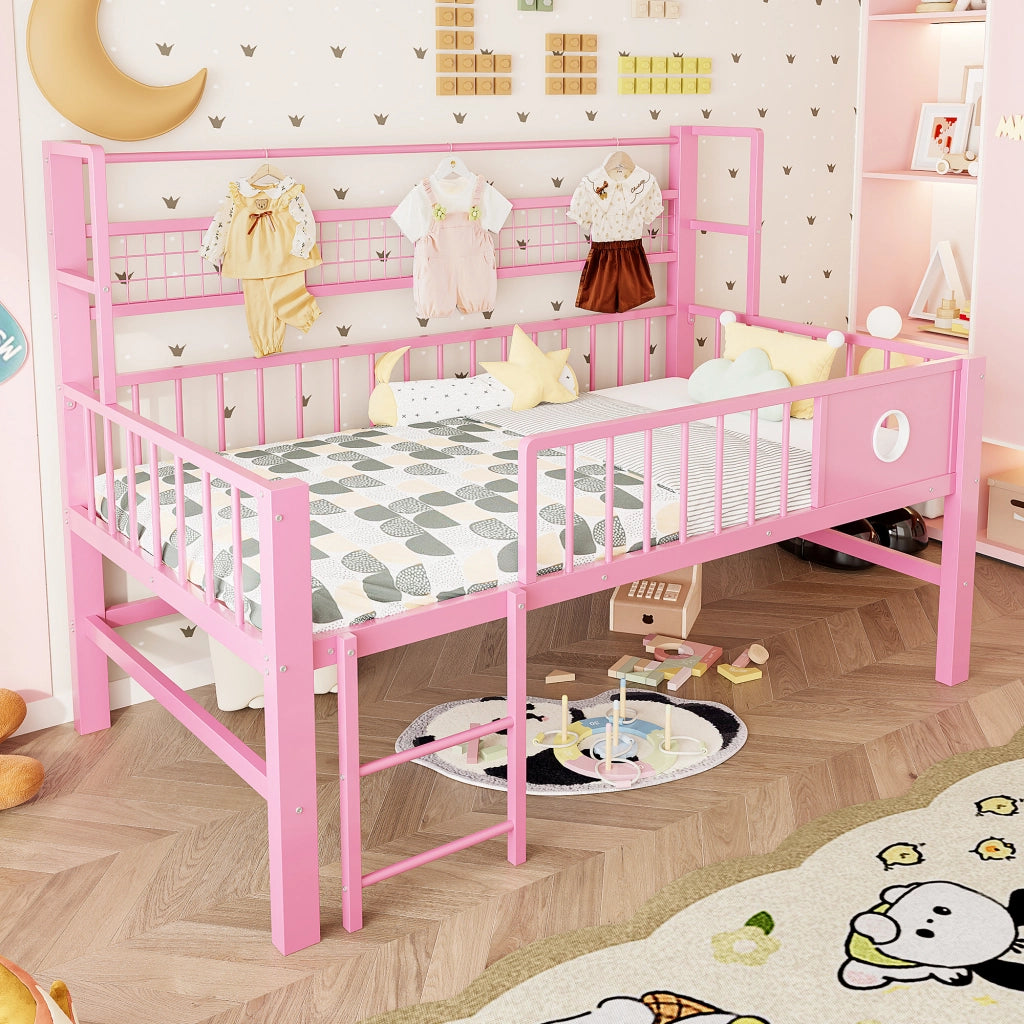 Letto a soppalco basso per bambini 90 × 200 cm con gitter di sicurezza, asta appendiabiti, ripiano a rete, senza materasso, metallo rosa