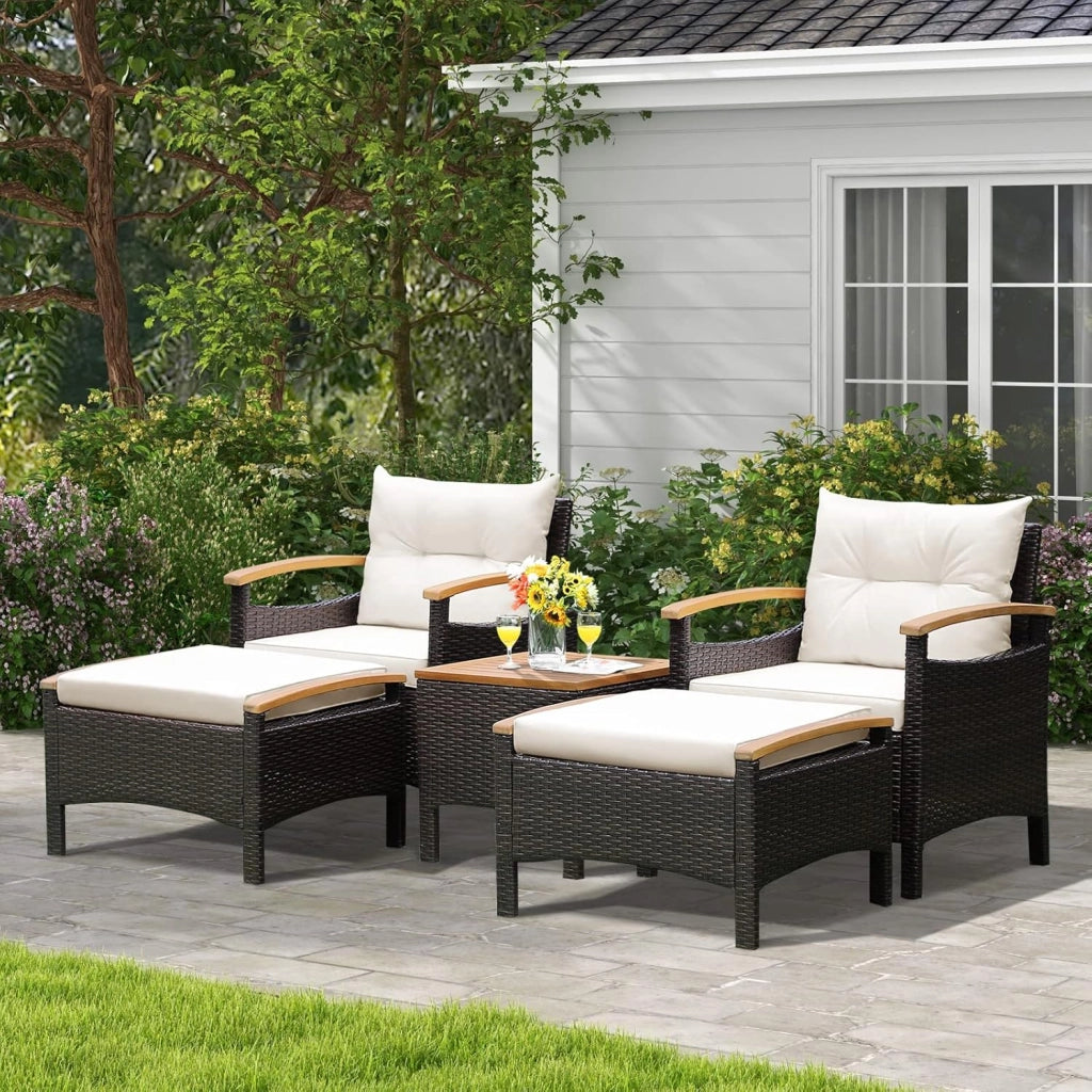 Set Mobili da Giardino 5 Pezzi, Salotto da Giardino in Rattan PE con 2 Poltrone, 1 Tavolino e 2 Poggiapiedi, Cuscini Morbidi, Braccioli e Piano in Legno, per Cortile (Bianco)