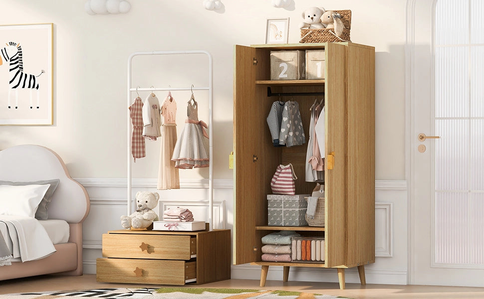 Scaffale a doppia anta con ampi vani interni e maniglie a forma di cartone in MDF colore legno 70 × 55 × 170 cm