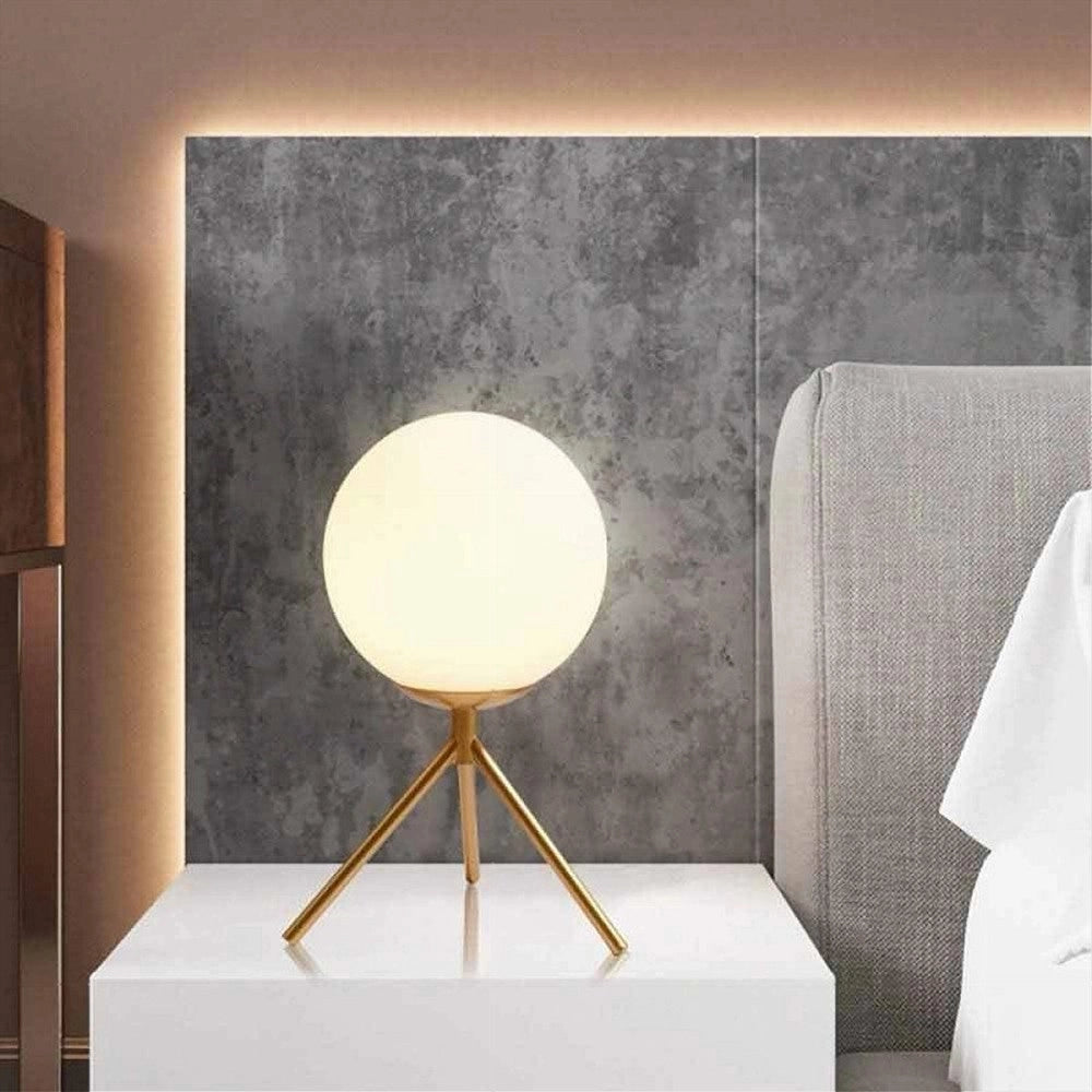 Trade Shop - Lampada Da Tavolo Minimalista Bronzo Treppiedi Con Sfera Lume Abat Jour G9 D35 -