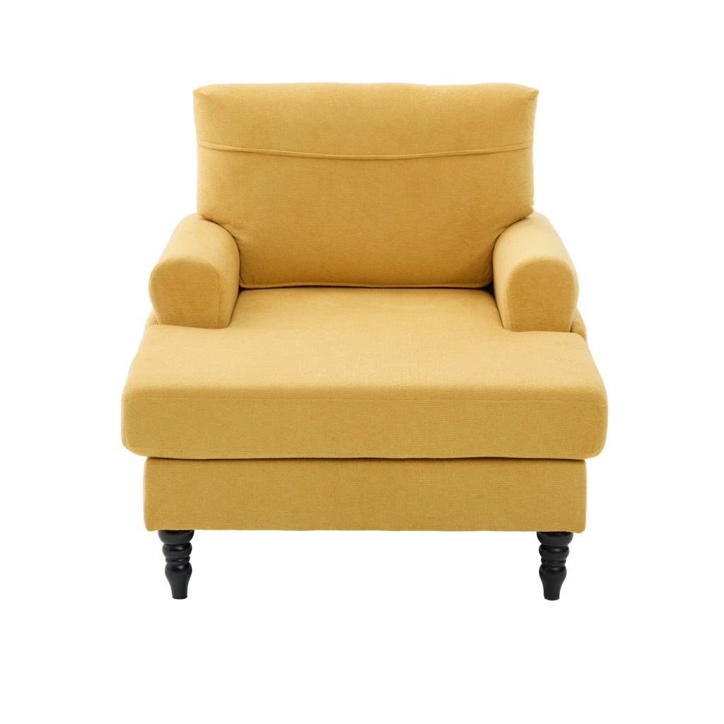Poltrona lounge in chenille color senape con seduta ampia, schienale morbido, braccioli e tasche laterali